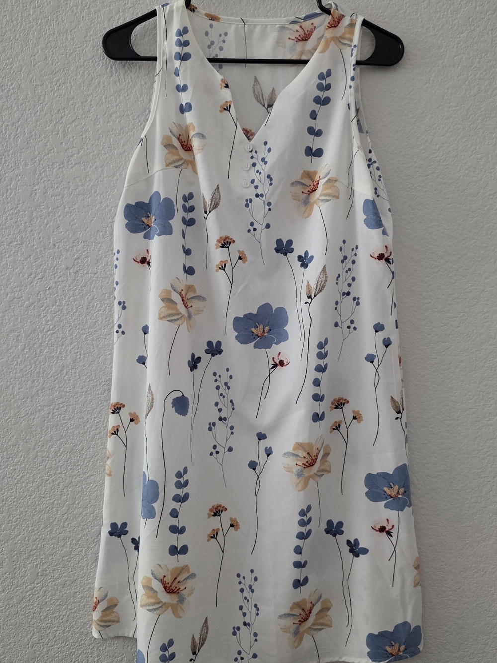 SHEIN White Floral V-Neck Sleeveless Camisole